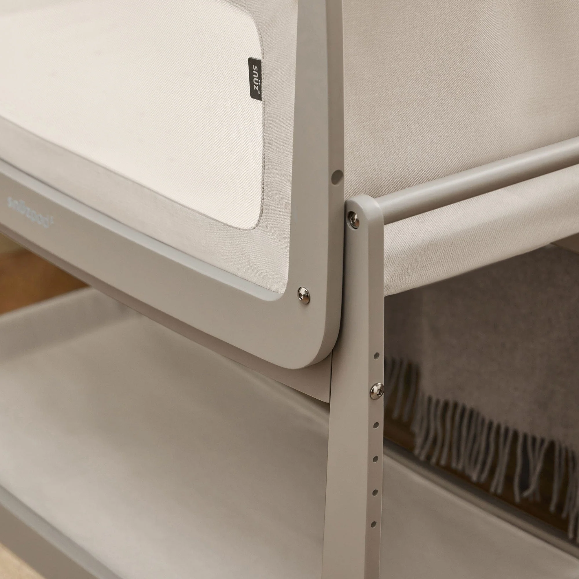 SnüzPod 5 Bedside Crib - Pebble - Image 7